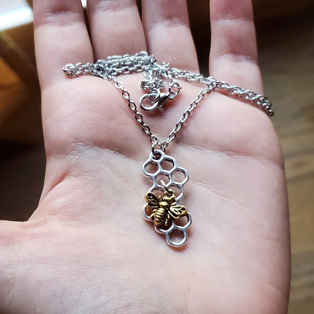 New *RARE* Silver Honeycomb Bumble Bee Necklace - Picture 7 of 10